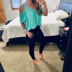 ❤️ Lush green cold shoulder blouse medium